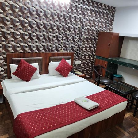 Hotel Naveen ニューデリー エクステリア 写真