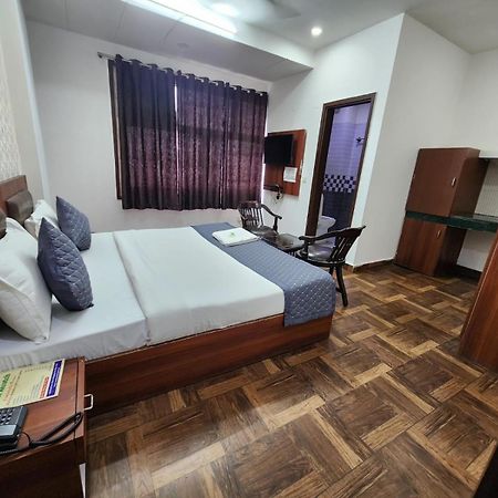 Hotel Naveen ニューデリー エクステリア 写真