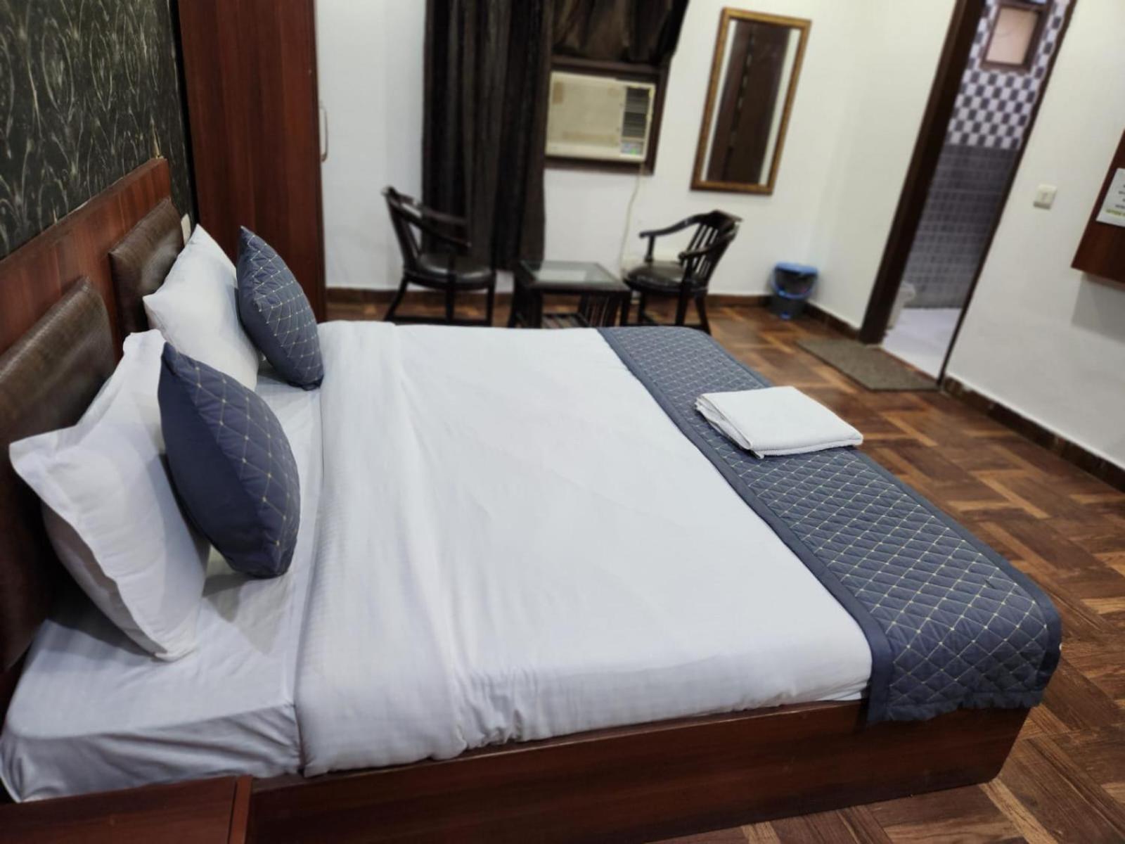 Hotel Naveen ニューデリー エクステリア 写真