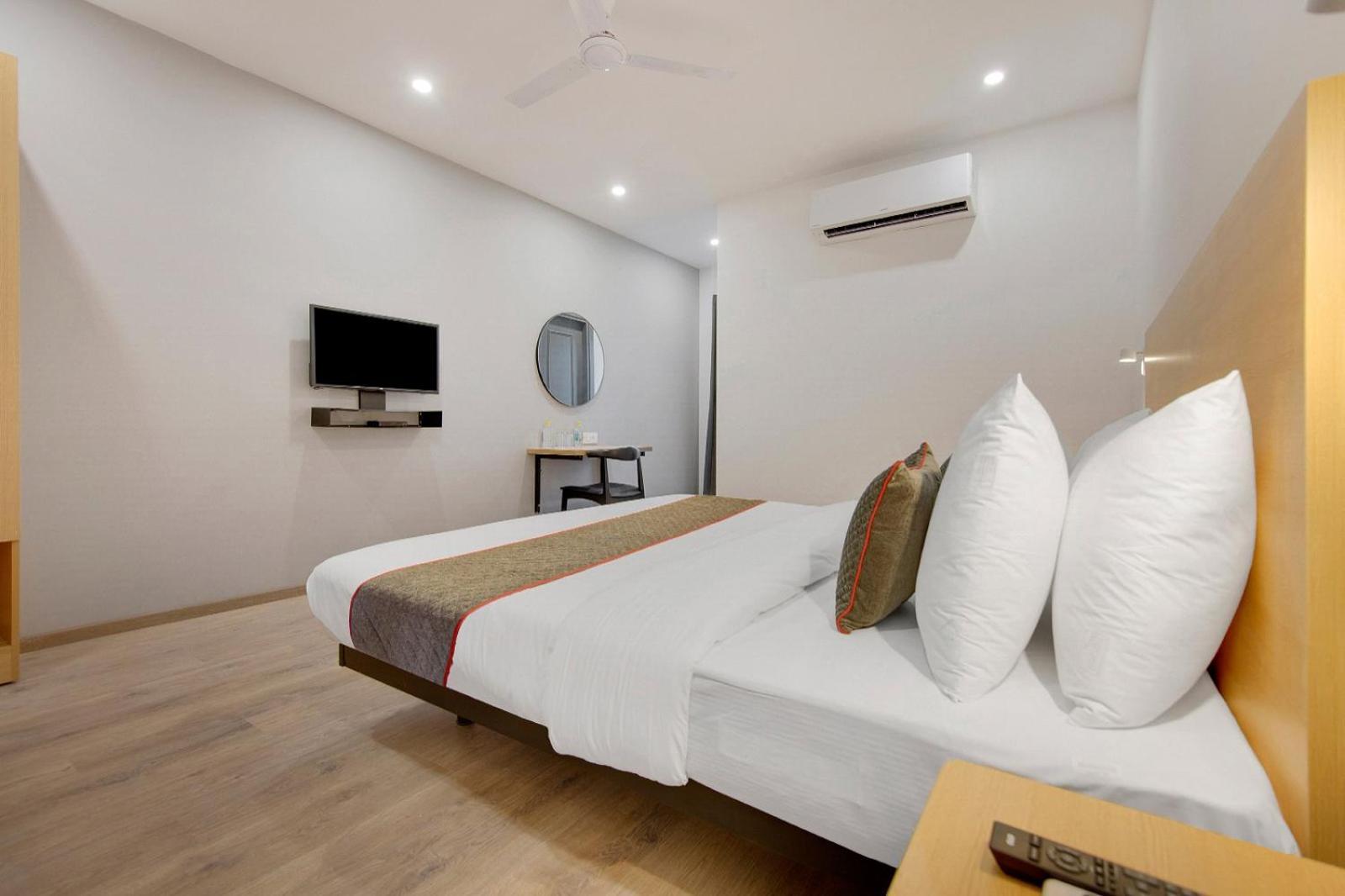 Hotel Naveen ニューデリー エクステリア 写真